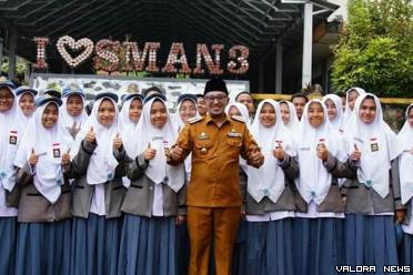 Bupati Tanah Datar, Eka Putra foto bersama dengan siswa SMA Negeri 3 Batusangkar, saat berkunjung ke sekolah itu, Selasa. (irfan taufik)