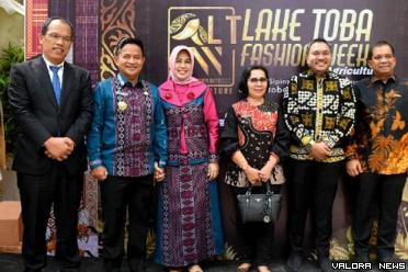 Pj Gubernur Sumut, Hassanudin dan istri, foto bersama dengan sejumlah kepala daerah dan staf, usai pembukaan Lake Toba Fashion Week 2023 di Hutan Pinus Geosite Sipinsur, Kabupaten Humbahas, Jumat. (humas)