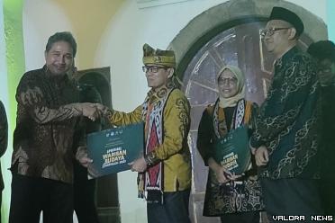 Direktur Jenderal Kebudayaan Kemendibudristek, Hilmar Farid serahkan sertifikat CBN dan WBTbI pada Malam Apresiasi Warisan Budaya Indonesia 2023 di halaman Museum Fatahillah, Kota Tua Jakarta, Rabu. (humas)