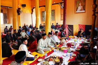 Makan bajamba di dalam Istano Silinduang Bulan Pagaruyung sebagai salah satu kegiatan Festival Adat Salingka Nagari Pagaruyung. (humas)