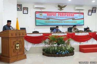 Ketua Badan Legislasi Daerah (Balegda) DPRD Tanah Datar, Herman Sugiarto menyampaikan laporan dalam sidang paripurna DPRD, Selasa. (irfan taufik)