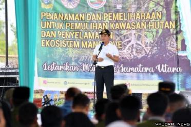 Pj Gubernur Sumut, Hassanudin berikan arahan pada aksi menanam bibit mangrove di kawasan wisata mangrove Lubuk Kertang, Kabupaten Langkat, Kamis. (humas)