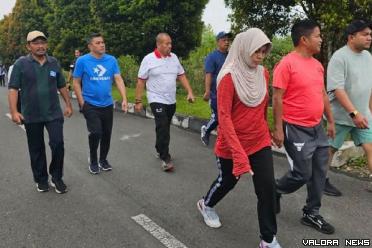 Pj Gubernur Sumut, Hassanudin bersama istri, Dessy Hassanduin beserta jajaran, sarapan usai jogging pagi, sembari menikmati keindahan alam di kawasan wisata Dolok Sanggul, Kabupaten Humbang Hasundutan (Humbahas), Jumat. (humas)