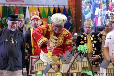Ketua DPRD Sumbar, Supardi memotong kue ulang tahun ke78 Sumatera Barat pada rapat paripurna, Ahad. Hadir, Gubernur Sumbar, Mahyeldi, Wagub, Forkopimda dan undangan lainnya. (humas)