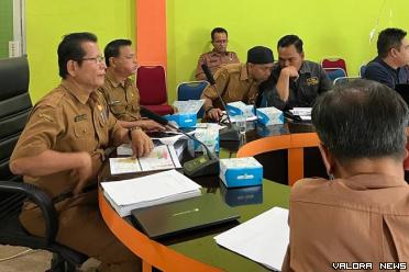 Dinas PUPR Pasaman Barat, Joni Hendri saat memimpin Diskusi Terpumpun II tentang Rencana Detail Tata Ruang (RDTR) dan Peraturan Zonasi Kota Simpang Empat. (robi irwan)