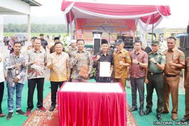 Bawaslu Sumbar bersama Bawaslu Pessel, Sekda, dan Forkominda, mendeklarasikan Kampung Pengawasan Partisipatif, di Nagari Gurun Panjang Utara, Kecamatan Bayang, Kabupaten Pesisir Selatan (Pessel), Selasa (10/10/2023). Foto: Dok Bawaslu Pessel