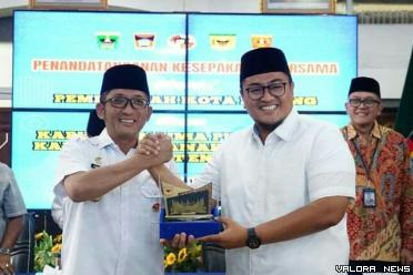 Wakil Bupati Tanah Datar Richi Aprian bersama Wali Kota Padang Hendri Septa menjalin kerjasama di tiga bidang pada organisasi perangkat daerah.