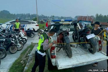 Anggota Satlantas Polres Tanah Datar mengamankan sepeda motor aksi balap liar di jalan umum Koto Gadih, Kecamatan Limo Kaum, Selasa. (irfan taufik)