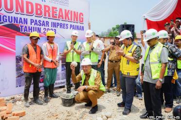 Bupati Pessel Rusma Yul Anwar bersama Kementerian PUPR diwakili Kepala BPPW Sumbar, Kusworo Darpito, meletakkan batu pertama pembangunan pasar painan, Senin (2/10/2023). Foto: Dok Kominfo Pessel