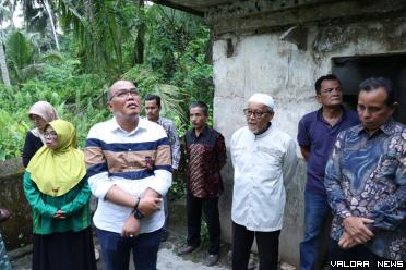 Ketua DPRD Sumbar, Supardi mendengarkan paparan tokoh masyarakat Nagari Tujuh Koto Talago, Remizal Dt Parpatiah tentang Masjid Ampang Gadang, milik kaum Caniago Ampang Gadang Tujuah Koto Talago, Kamis. (humas)