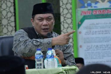 Ust Muhammad Yahya Waloni saat memberikan tausyiah di Masjid Agung Nurul Falah Lubuk Basung, Senin malam. (humas)