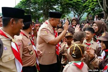Wabup Tanah Datar, Richi Aprian menyapa peserta Pesta Siaga Pramuka di Batusangkar, Sabtu. (irfan taufik)