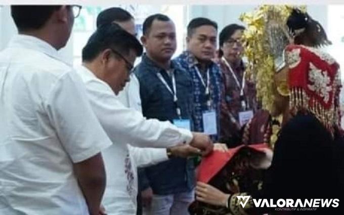 Sekretaris Daerah, Martias Wanto disambut siriah dalam carano pada pembukaan event Minangkabau Travel Mart V (MTM-V) tahun 2023, di Bukittinggi, Rabu. (hamriadi)