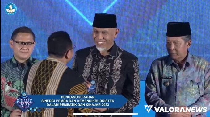 Sekjen Kemendikbudristek, Suharti serahkan penghargaan kategori Kihajar Stem dan Jawara Belajar.id pada gubernur Sumbar, Mahyeldi pada malam Anugerah Kihajar 2023, di Jakarta, Jumat. (humas)