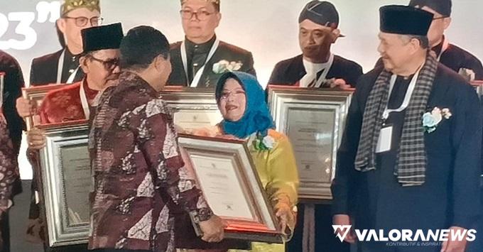 Sekjen Kemendagri, Suhajar Diantoro serahkan penghargaan Swasti Saba Wiwerda pada Kadinkes Bukittinggi, Linda Feroza di Jakarta, Selasa. (humas)