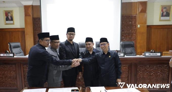 Wali Kota Bukittinggi, Erman Safar bersama Marfendi (Wawako), Benny Yusrial (Ketua DPRD) dan para wakil ketua, Nur Hasra dan Rusdy Nurman, salam komando usai persetujuan APBD 2024, pada rapat paripurna, Kamis. (hamriadi)