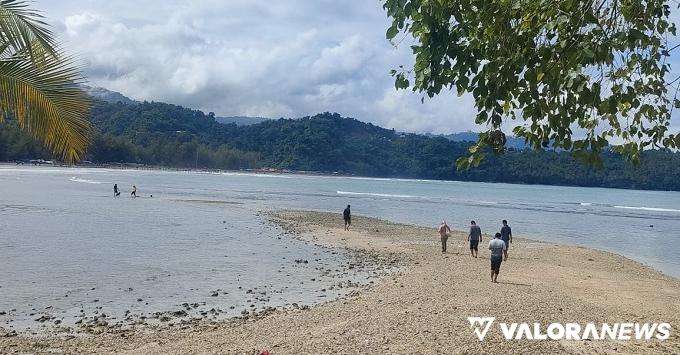 Pulau Pisang Ketek di objek wisata Pantai Air Manis Padang, yang bisa ditempuh dengan jalan kaki jika pasang lagi surut. (veri rikiyanto)