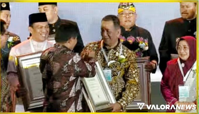 Bupati Pessel Rusma Yul Anwar menerima penghargaan Swasti Saba kategori Wistara tahun 2023, di Jakarta, Selasa (28/11/2023). Foto: Dok Diskominfo Pessel