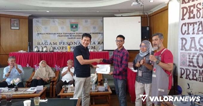 Ketua Dewan Kopi Indonesia Sumatera Barat, Fajarudin serahkan hadiah pada Fahrul Anizar sebagai pemuncak satu Lomba Ragam Cita Rasa Kopi Premium, di Politeknik Pertanian Negeri Payakumbuh, Rabu (15/11/2023). (humas)