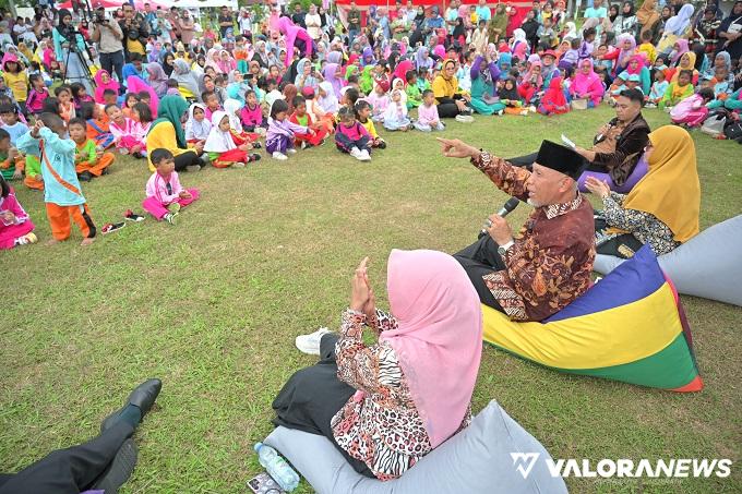 Gubernur Sumbar, Mahyeldi saat menghadiri acara Festival Anak Sumatera Barat 2023 di Halaman Istana Gubernur Sumbar, Ahad. (humas)