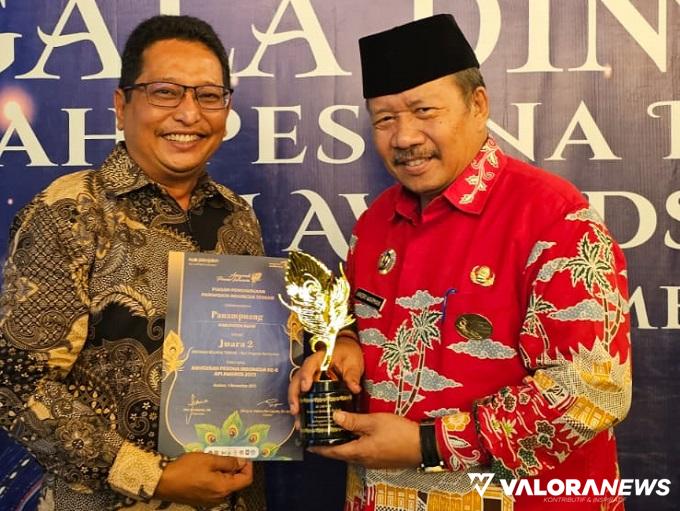Bupati Agam, Andri Warman didampingi Sekretaris Disparpora Agam, Ade Setiawan usai menerima API Award 2023 di Kota Ambon, Kamis. (humas)
