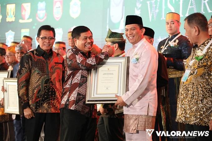 Sekjen Kemendagri, Suhajar Diantoro yang mewakili Menteri Dalam Negeri menyerahkan penghargaan Swasti Saba Wistara pada Pj Wako Padang Panjang, Sony Budaya Putra Wistara di Jakarta, Selasa (28/11/2023) malam. (humas)