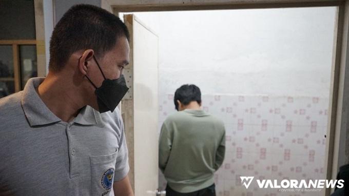 Personel BNNP Riau, melakukan tes urine pada tiga lokasi hiburan malam di Pekanbaru, 3-4 November 2023 lalu. (humas)