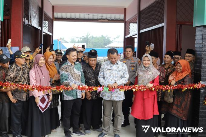 Bupati Rusma Yul Anwar meresmikan operasional Pasar Lunang di Kecamatan Lunang Kabupaten Pessel, Sabtu (18/11/2023). Foto: Dok Diskominfo Pessel