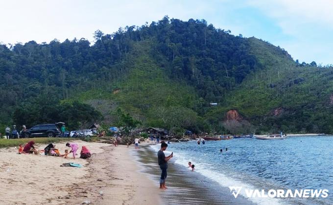 Dua bocah lelaki bermain sambil mandi di Pantai Paku, Nagari Sungai Nyalo Mudiak Aia, Kawasan Mandeh, Kecamatan Koto XI Tarusan, Pesisir Selatan, Sumatera Barat. Foto: Dok BUMNag Singa Muda, Sungai Nyalo Mudiak Aia