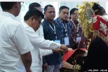 Sekretaris Daerah, Martias Wanto disambut siriah dalam carano pada pembukaan event Minangkabau Travel Mart V (MTM-V) tahun 2023, di Bukittinggi, Rabu. (hamriadi)