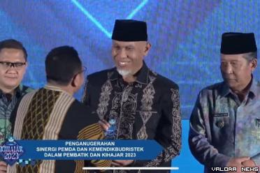 Sekjen Kemendikbudristek, Suharti serahkan penghargaan kategori Kihajar Stem dan Jawara Belajar.id pada gubernur Sumbar, Mahyeldi pada malam Anugerah Kihajar 2023, di Jakarta, Jumat. (humas)