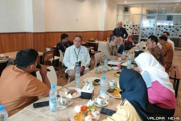 Kepala Perwakilan BI Sumbar, Endang Kurnia Saputra paparkan rencana gelaran Sumatera Barat Creative Economy Festival (Sumbar Creatifest) tahun 2023 di Padang, Selasa pagi. (veri rikiyanto)