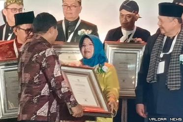 Sekjen Kemendagri, Suhajar Diantoro serahkan penghargaan Swasti Saba Wiwerda pada Kadinkes Bukittinggi, Linda Feroza di Jakarta, Selasa. (humas)