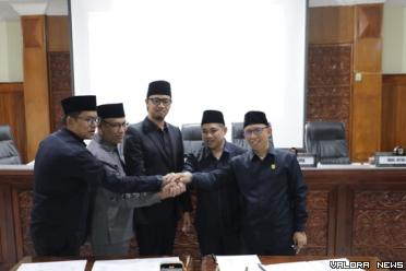Wali Kota Bukittinggi, Erman Safar bersama Marfendi (Wawako), Benny Yusrial (Ketua DPRD) dan para wakil ketua, Nur Hasra dan Rusdy Nurman, salam komando usai persetujuan APBD 2024, pada rapat paripurna, Kamis. (hamriadi)