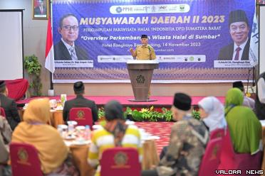 Gubernur Sumatera Barat, Mahyeldi memberikan arahan pada Musda II Perkumpulan Pariwisata Halal Indonesia (PPHI) Sumbar, Selasa. (humas)