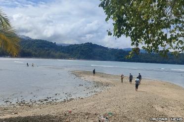 Pulau Pisang Ketek di objek wisata Pantai Air Manis Padang, yang bisa ditempuh dengan jalan kaki jika pasang lagi surut. (veri rikiyanto)