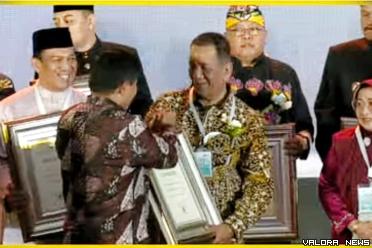 Bupati Pessel Rusma Yul Anwar menerima penghargaan Swasti Saba kategori Wistara tahun 2023, di Jakarta, Selasa (28/11/2023). Foto: Dok Diskominfo Pessel