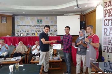 Ketua Dewan Kopi Indonesia Sumatera Barat, Fajarudin serahkan hadiah pada Fahrul Anizar sebagai pemuncak satu Lomba Ragam Cita Rasa Kopi Premium, di Politeknik Pertanian Negeri Payakumbuh, Rabu (15/11/2023). (humas)