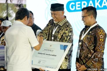 Gubernur Sumatera Barat, Mahyeldi menerima penghargaan dari Menteri KKP, Sakti Wahyu Trenggono di Surabaya, Jumat. Mahyeldi dinobatkan sebagai kepala darah Penggerak Pengelolaan Sampah Laut dari KKP RI, (humas)