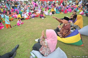 Gubernur Sumbar, Mahyeldi saat menghadiri acara Festival Anak Sumatera Barat 2023 di Halaman Istana Gubernur Sumbar, Ahad. (humas)