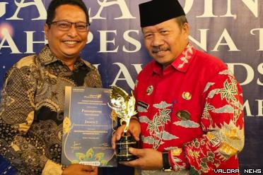 Bupati Agam, Andri Warman didampingi Sekretaris Disparpora Agam, Ade Setiawan usai menerima API Award 2023 di Kota Ambon, Kamis. (humas)