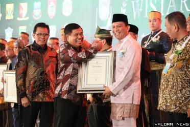 Sekjen Kemendagri, Suhajar Diantoro yang mewakili Menteri Dalam Negeri menyerahkan penghargaan Swasti Saba Wistara pada Pj Wako Padang Panjang, Sony Budaya Putra Wistara di Jakarta, Selasa (28/11/2023) malam. (humas)