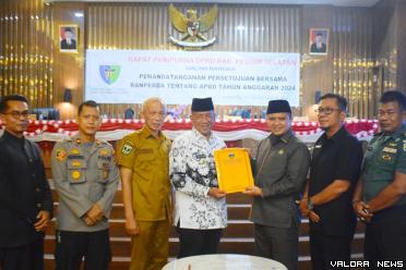 Rapat Paripurna Penetapan Propemperda APBD tahun 2024, di Painan, Senin (27/11/2023). Foto: Dok Humas DPRD Pessel