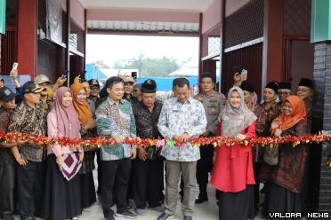 Bupati Rusma Yul Anwar meresmikan operasional Pasar Lunang di Kecamatan Lunang Kabupaten Pessel, Sabtu (18/11/2023). Foto: Dok Diskominfo Pessel