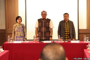Ketua DPRD Sumatera Barat, Supardi bersama Pangi Syarwi Chaniago (Direktur Eksekutif Voxpol Center Research and Consulting) dan Lembaga Penelitian dan Pengabdian Masyarakat Universitas Respati Indonesia di Jakarta, Selasa. (humas)