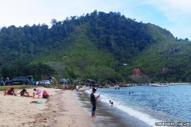 Dua bocah lelaki bermain sambil mandi di Pantai Paku, Nagari Sungai Nyalo Mudiak Aia, Kawasan Mandeh, Kecamatan Koto XI Tarusan, Pesisir Selatan, Sumatera Barat. Foto: Dok BUMNag Singa Muda, Sungai Nyalo Mudiak Aia