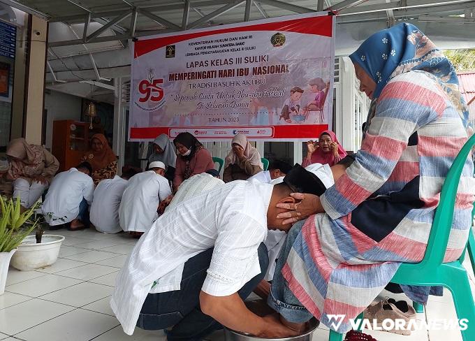 Seorang WBP dengan khusyuk, membasuh kaki ibunya, dalam peringatan Hari Ibu Nasional ke-95 Tahun 2023 di Lapas Suliki, Jumat. (humas)