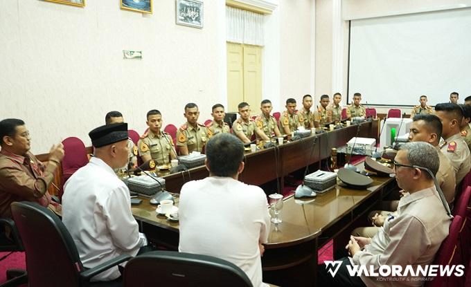 Gubernur Sumbar, Mahyeldi memberikan wejangan pada taruna Akmil dan Akpol asal Ranah Minang yang menjalani masa cuti Nataru 2023 di kantor gubernur Sumbar, Jumat. (humas)