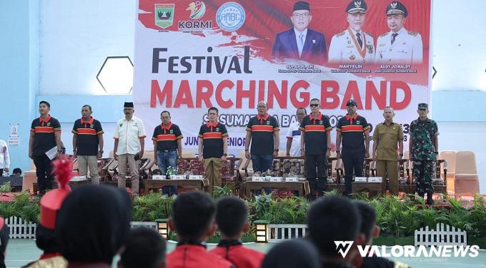 Ketua DPRD Sumbar, Supardi bersama Andri Yulika (Asisten II), Maifrizon (Kadispora Sumbar) dan Zardi Syahrir (Kabag Persidangan DPRD Sumbar) dan Forkopimda, pada pembukaan Festival Marching Band di Payakumbuh, Senin. (humas)