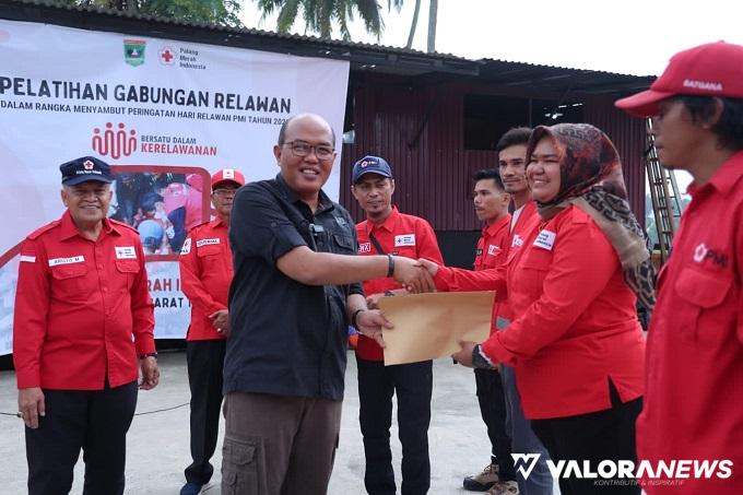 Ketua DPRD Sumbar, Supardi menyerahkan penghargaan pada sejumlah relawanan PMI Sumbar yang ikut berkontribusi dalam penanganan korban erupsi Gunung Marapi di kegiatan Pelatihan Relawan PMI se-Sumbar di Payakumbuh, Sabtu sore. (humas)